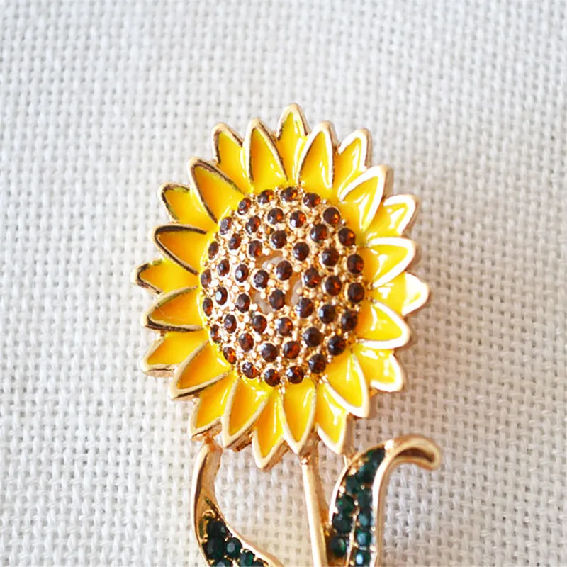 Модная женская брошь с желтыми подсолнухами на шпильке зелеными растениями