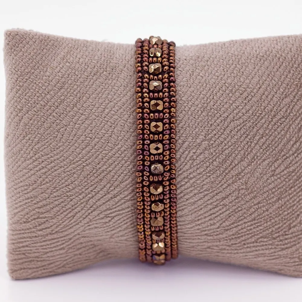 

Браслет из бисера из разноцветного стекла, с точечными глазами