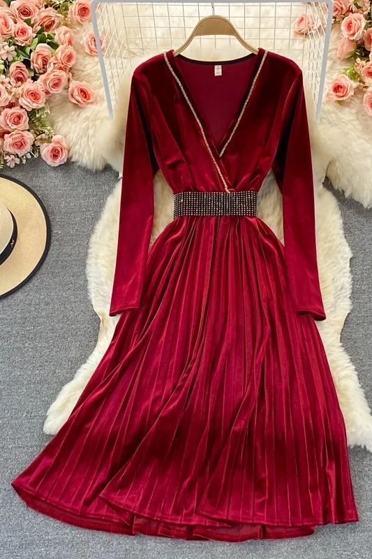 

2021 autumn and winter celebrities close their waist to show thin golden velvet long sleeve V-neck pleated dress elegant