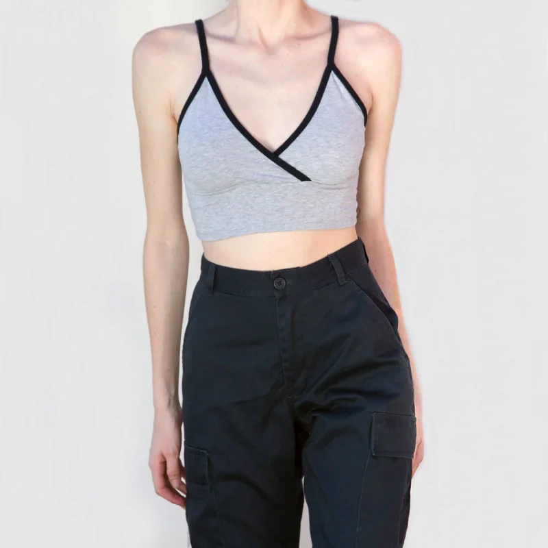 

Женский укороченный топ на бретелях с контрастной отделкой