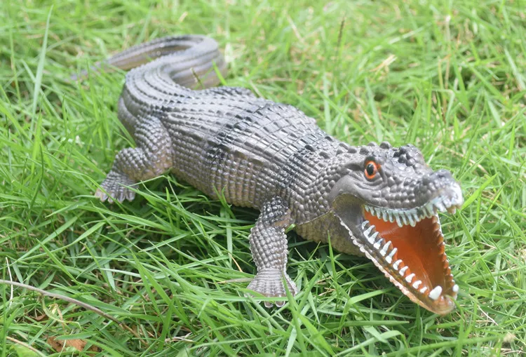 

Simulation crocodile Rubber Toy Safari Garden Props Joke Prank Gift About Novelty and Gag Playing Jokes Toys 30cm