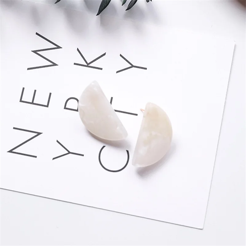 Женские полукруглые серьги простые белые с уникальным дизайном свадебные