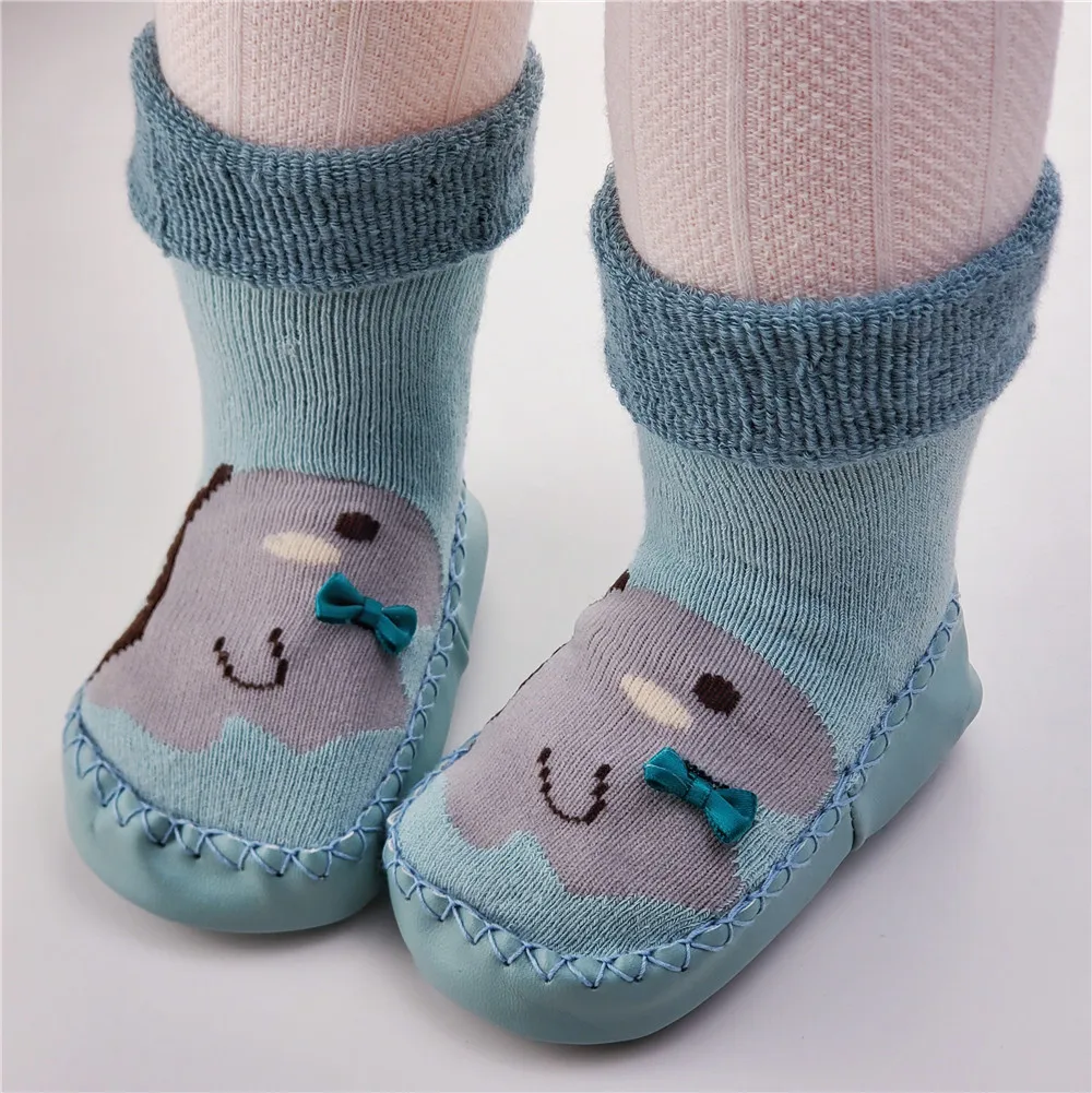 1023 Blue Polar bear Теплая обувь для маленьких мальчиков; вязаные пинетки для новорожденных; домашняя обувь для маленьких девочек; зимние тапочки для первых шагов; мягкая подошва с изображением животных - Цвет: 1023 Blue Polar bear