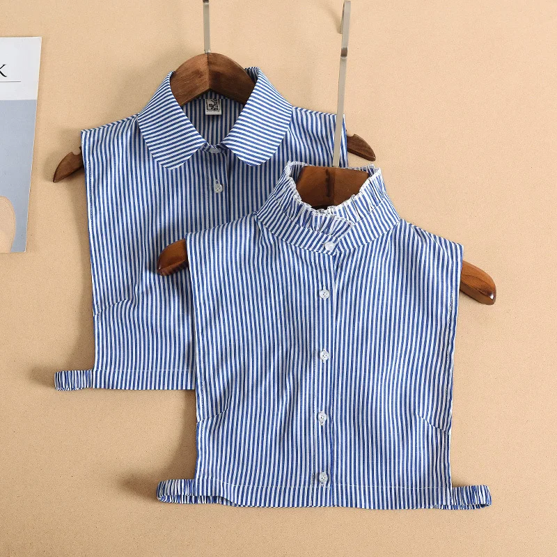 

Женская блузка в синюю полоску, с воротником-стойкой и оборками