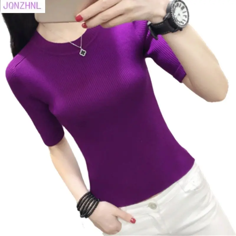 Свитер женский короткий облегающий черного цвета с круглым вырезом на весну/лето