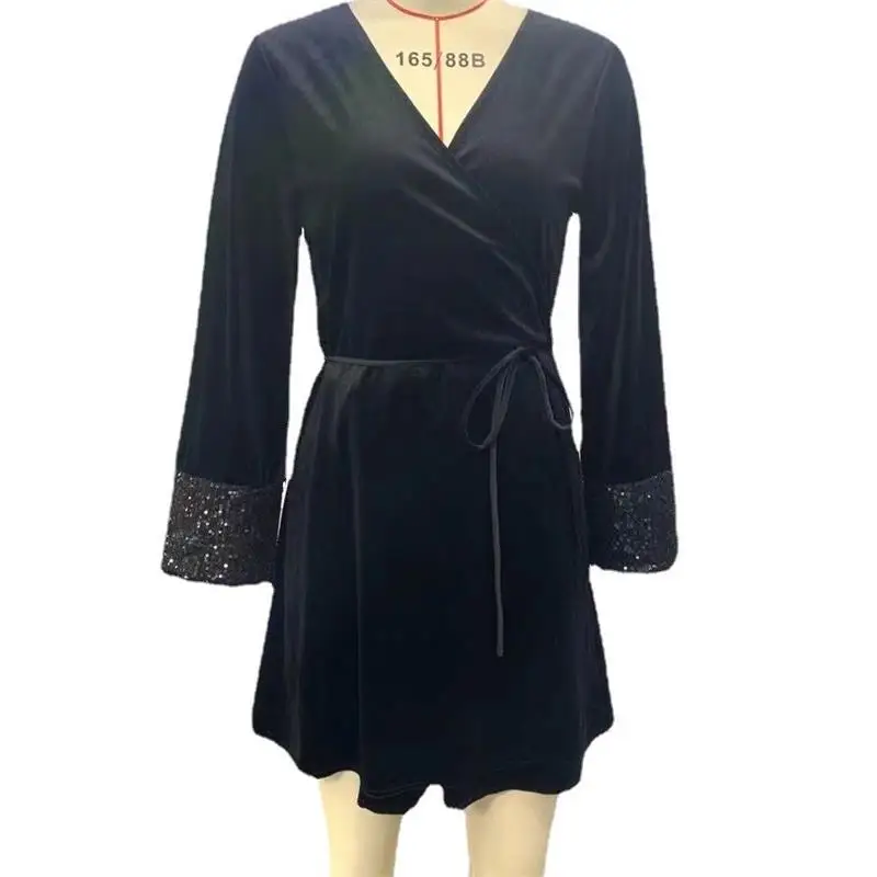 

Платье-мини бархатное с длинным рукавом, V-образным вырезом и блестками