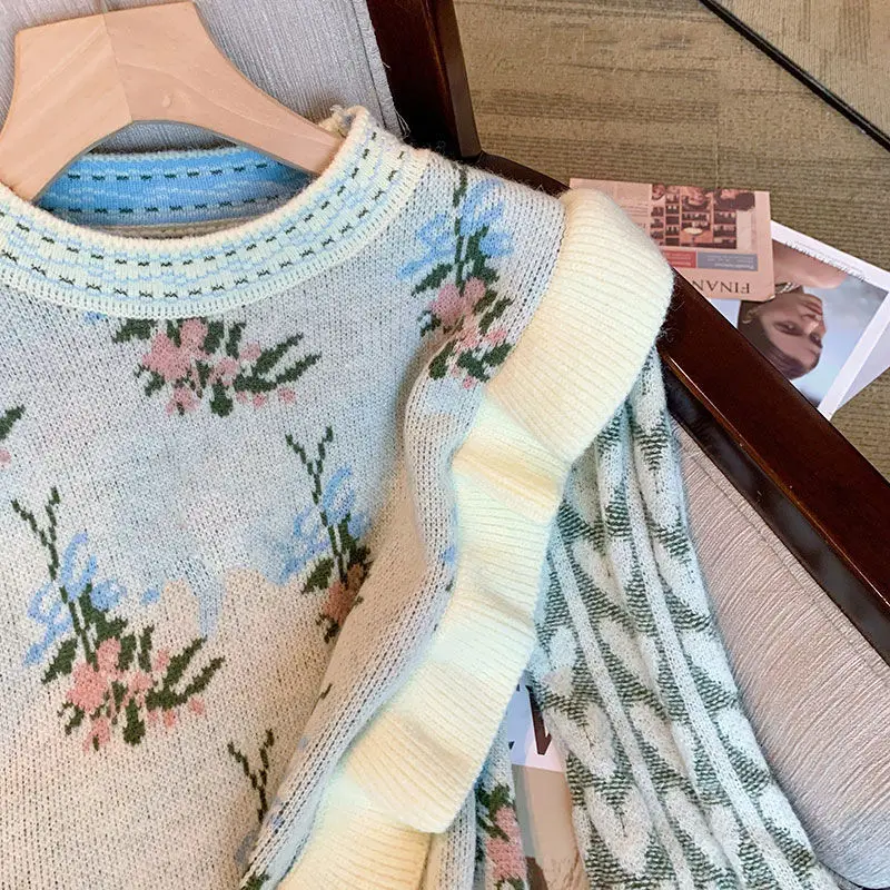 Женский трикотажный свитер с вышивкой и рюшами