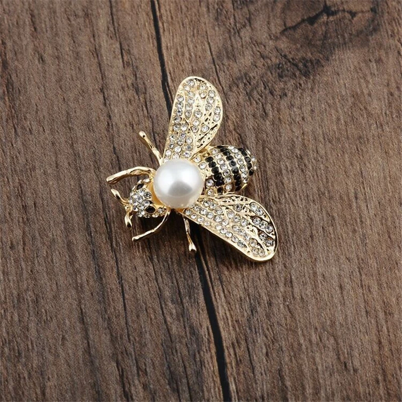 

Fashion lady metal inlaid crystal little bee modeling personality brooch collar pin silk scarf buckle.Suitable for parties.