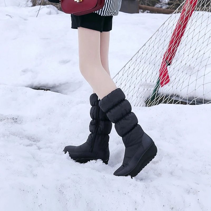 REAVE CAT/Большие размеры 35-44, новые зимние сапоги женские теплые водонепроницаемые сапоги на хлопковом пуху сапоги до середины икры на меху на платформе цвет черный, белый, синий