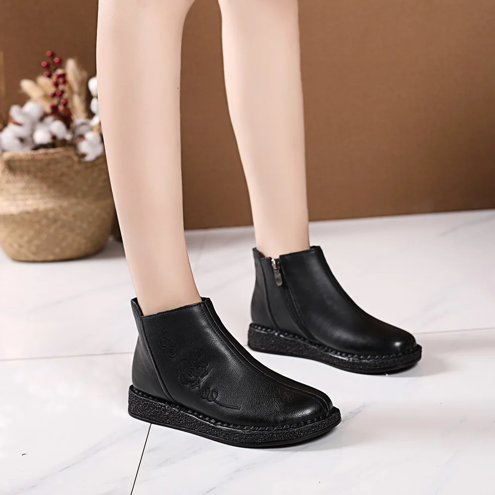 

Short boots women autumn and winter new flat bottom fashion wild non-slip soft plus velvet Korean mother shoes middle-aged and e