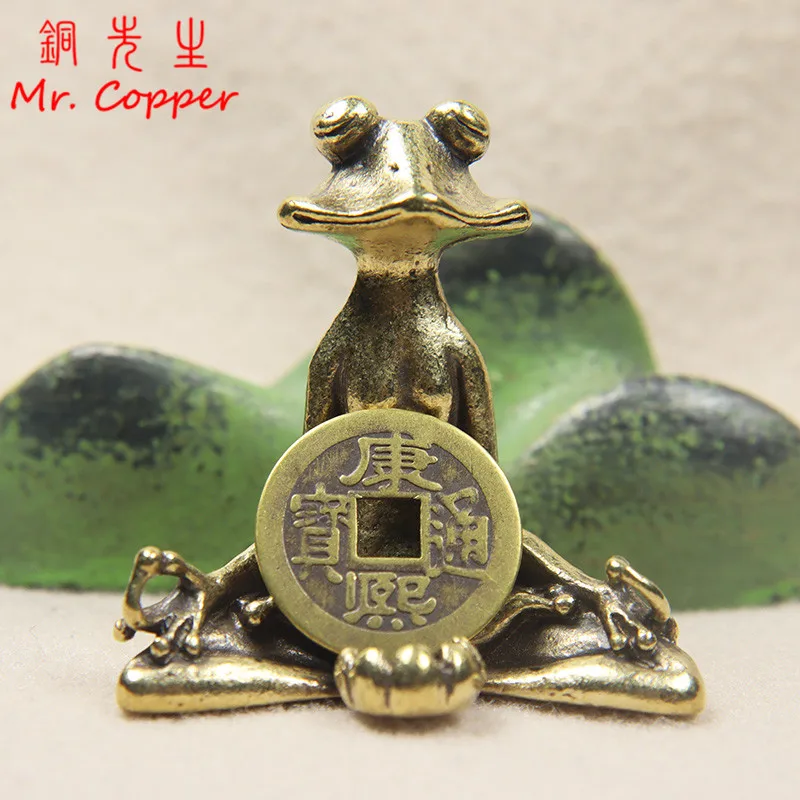 

Ретро латунная буддистская Статуэтка Зен-лягушка со старинными китайскими монетами счастливое Настольное Украшение Фигурка животного дек...