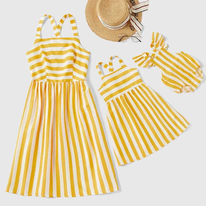 Летние Новые одинаковые комплекты для семьи Полосатые платья без рукавов