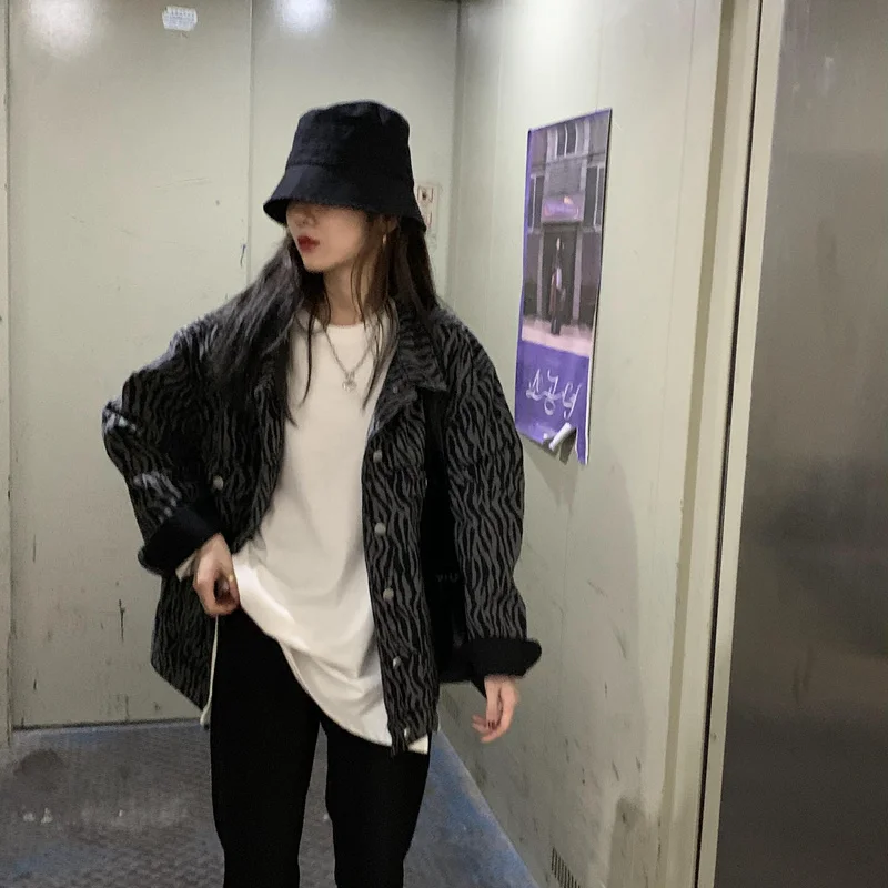 Черное пальто привлекательное джинсовое с принтом зебры Женская свободная