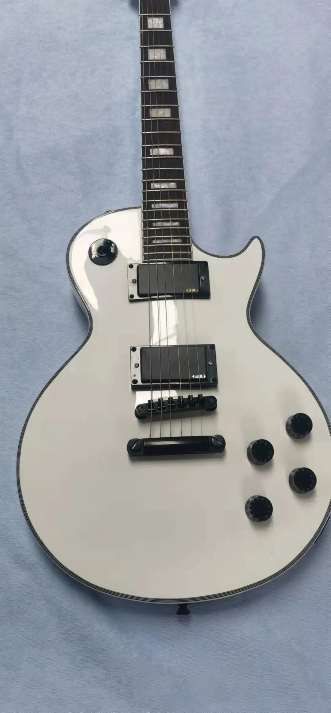 

Fashion electroplated white electric guitar for men and women. We can customize various styles of electric guitars.