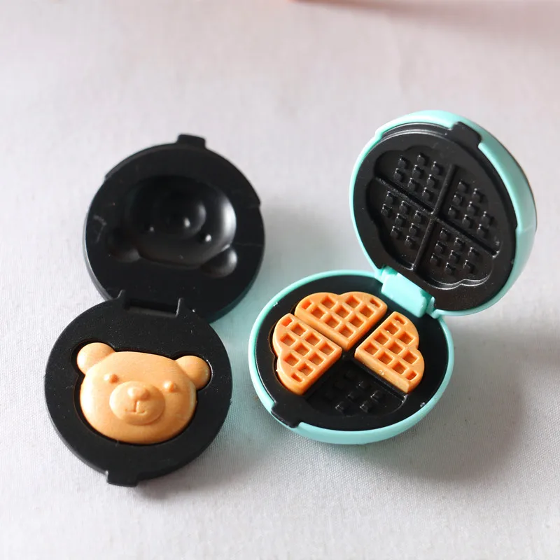Dollhouse Kitchen Decoration Accessories| 1/12 Dolls House Mini Toaster and Waffle Set (Random Color)