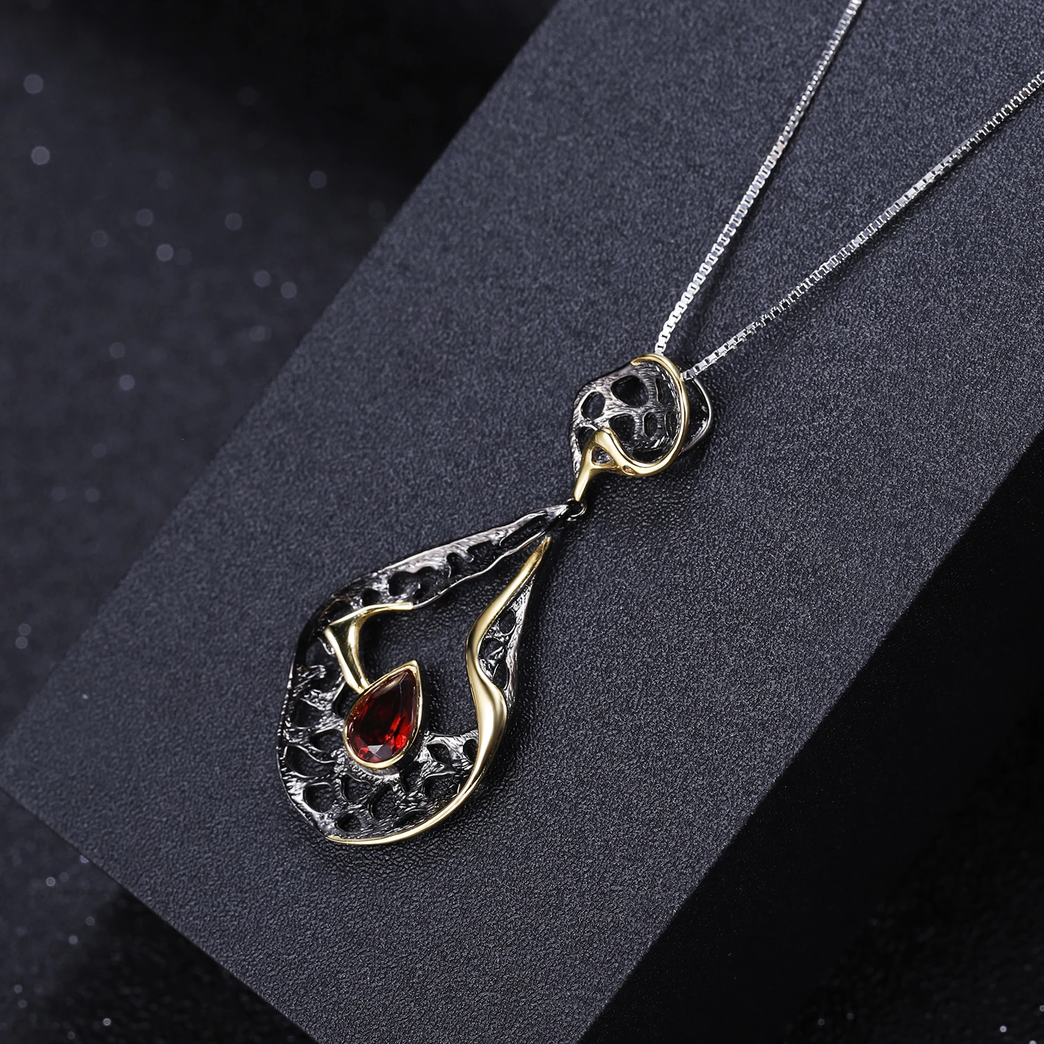 Серьги-гвоздики из серебра 925 пробы с натуральным гранатом | Украшения и