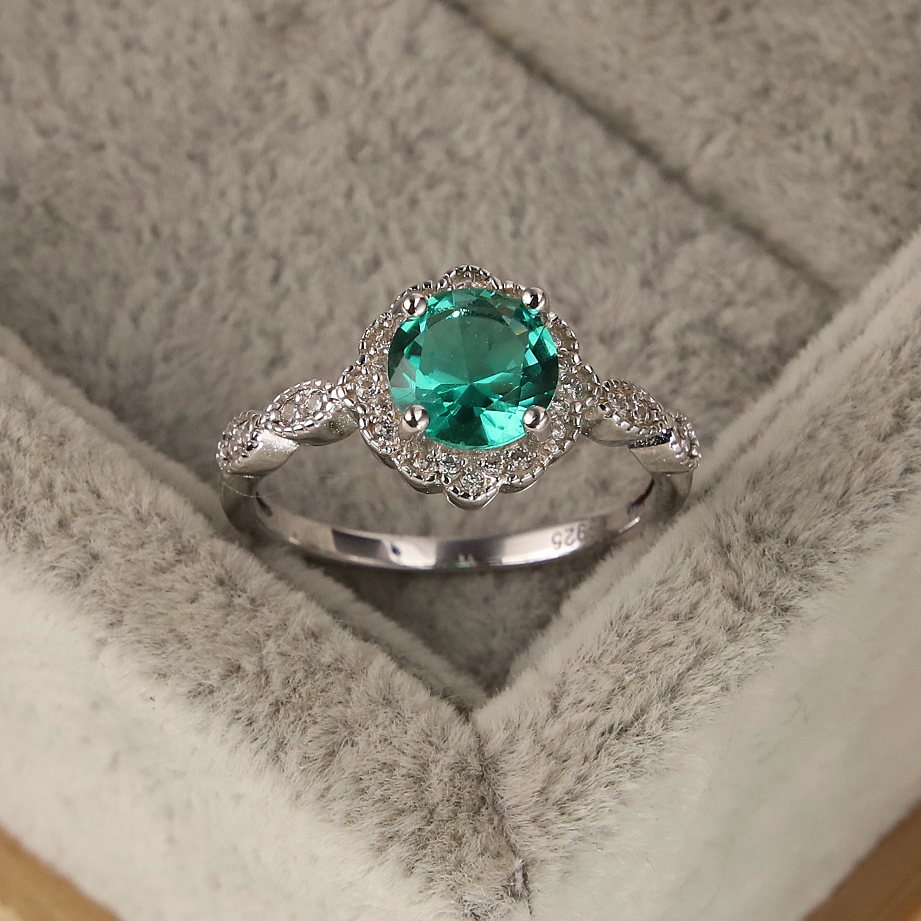 

Серебряное кольцо S925 с изумрудом, в европейском и американском стиле