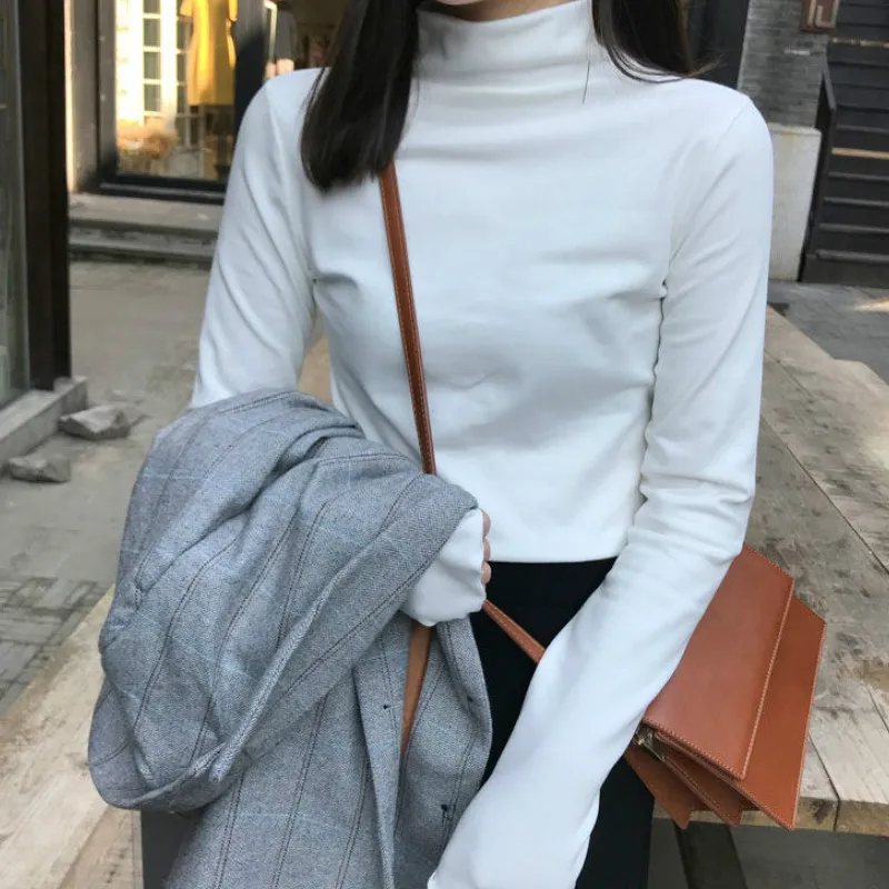 Женская приталенная блузка с длинным рукавом однотонная высоким воротником в