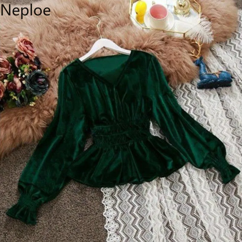 Женская блузка с v образным вырезом и оборками короткая из плотного шелка