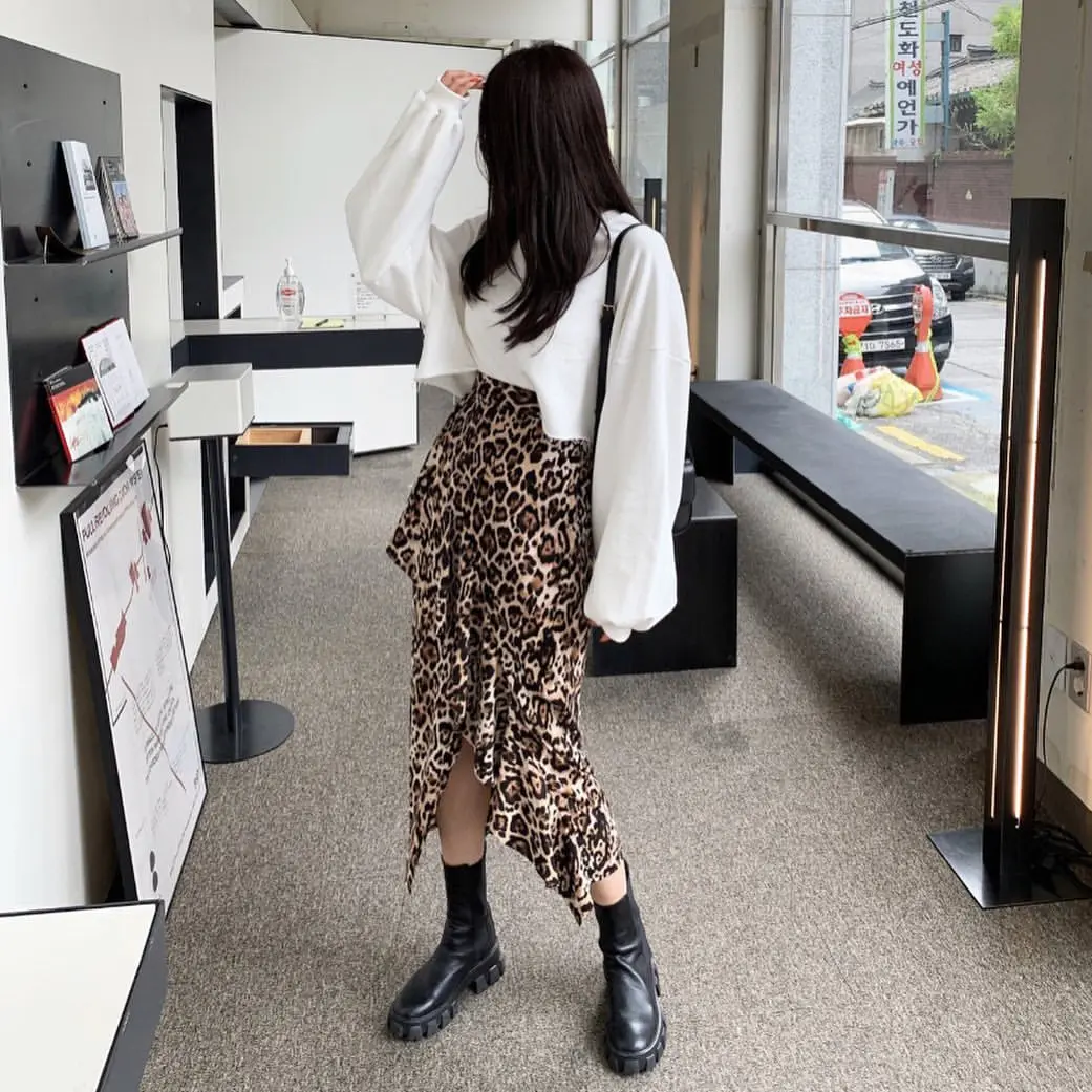 

South Korea 2020 round neck shoulder short solid color sweater leopard print irregular split skirt set
