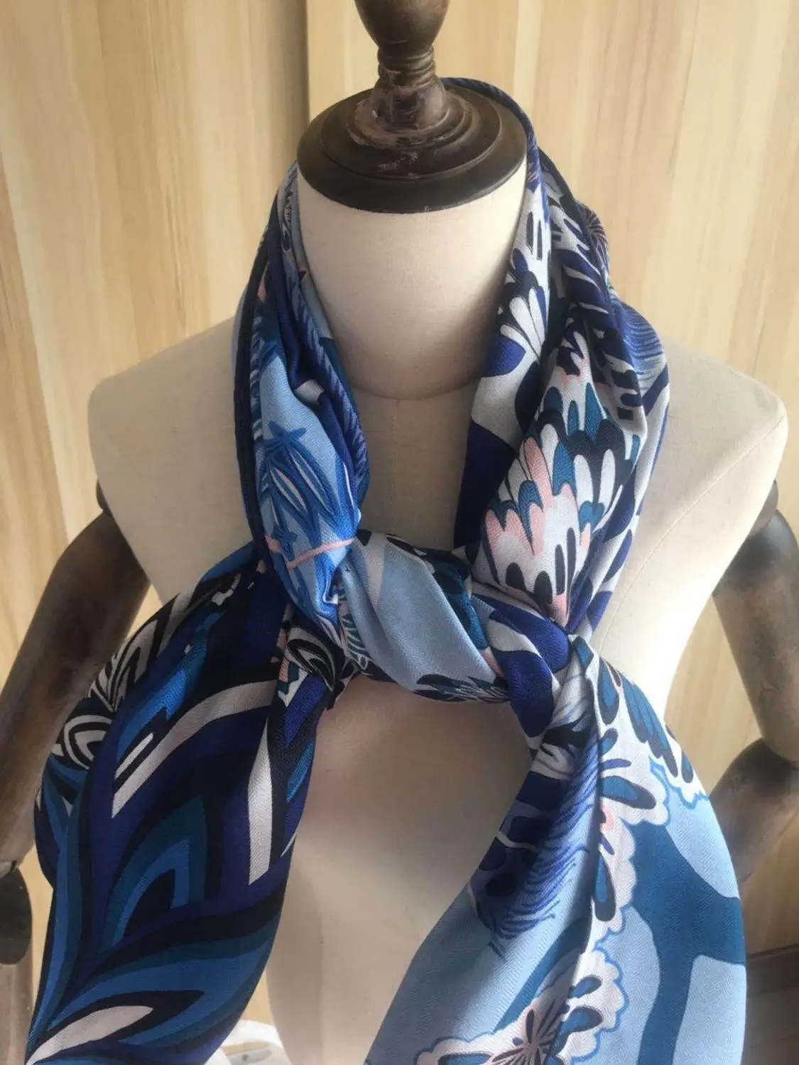 

2020 new arrival autumn winter giraffe design 140*140 cm animal scarf 65% cashmere 35% silk scarf wrap for women lady girl
