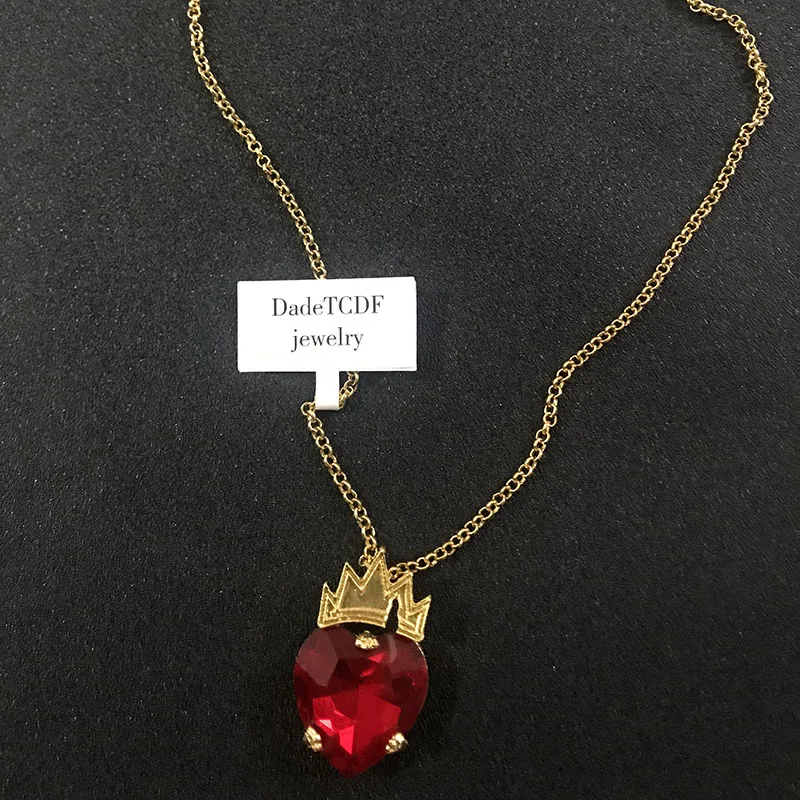 Изображением героев фильма наследники фильм Эви ожерелье Красное сердце Иви