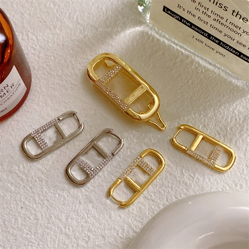 

Metallic Letter Earring Hairpin New European And American Cool Wind Fashionable Gold Studded Edge Clip Simple Ear Buckle Gift.