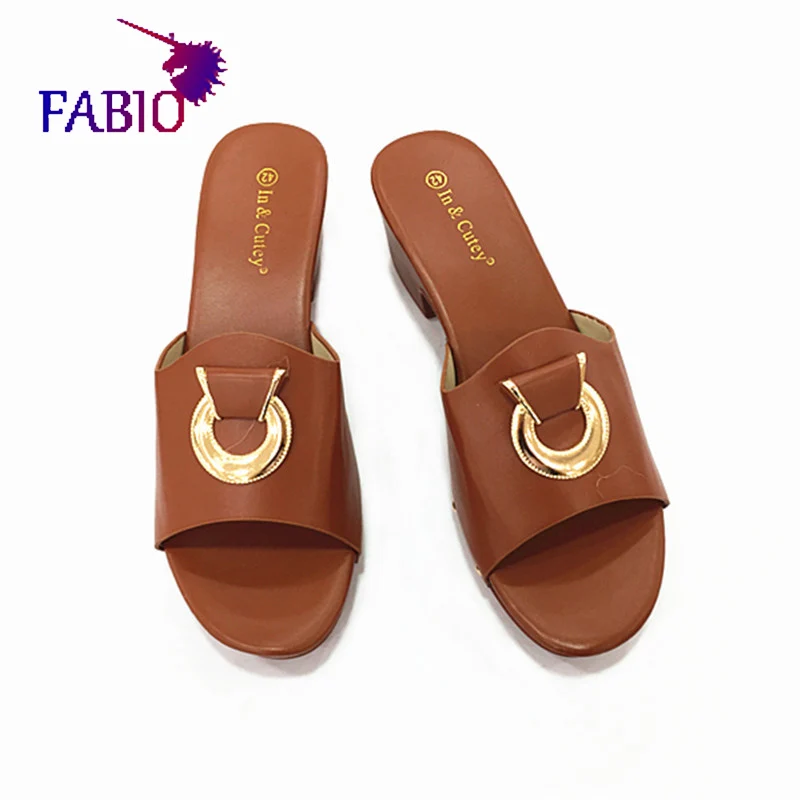 Обувь с металлическими кнопками женские летние тапочки повседневная женская