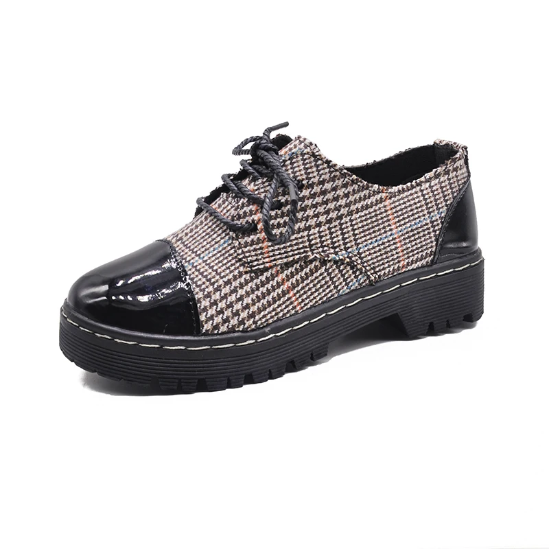 Модные женские черные кожаные мокасины в клетку лоферы на плоской подошве