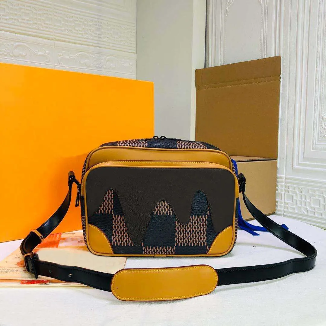 

2021ss Hot Leather Mens Splice Casual Canvas Travel Handbag Crossbody Bag Letter Clutch Bags Small Square Shoulder Satchels Bags