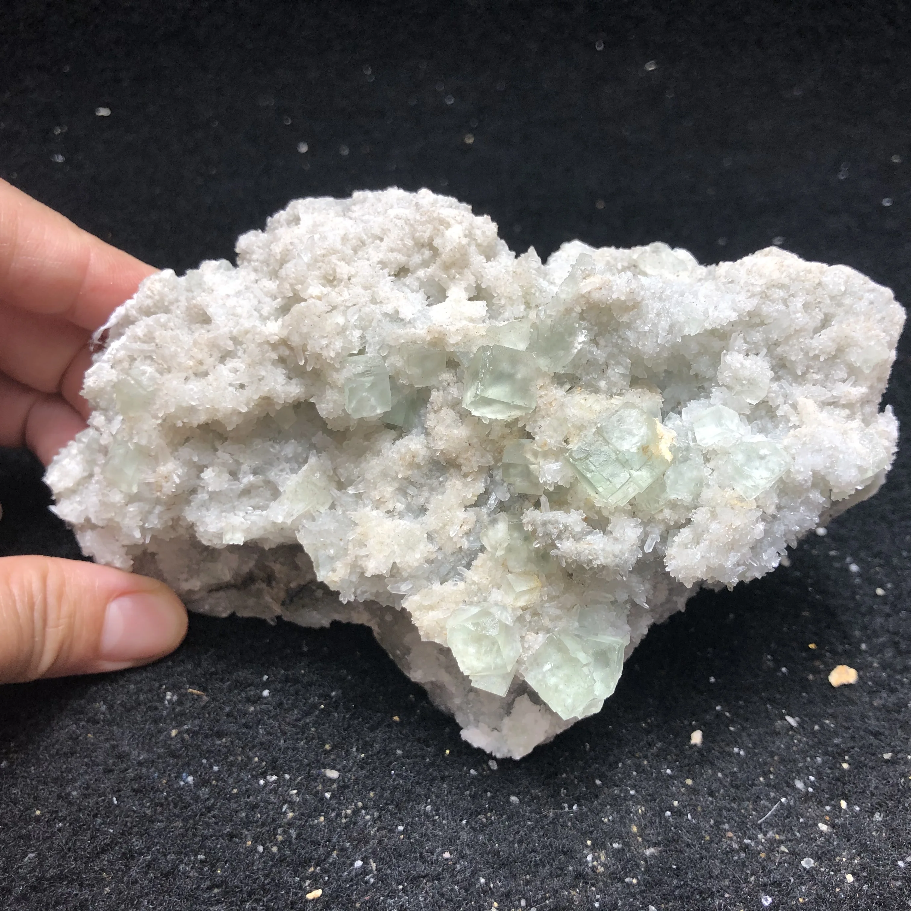 

363.2gNatural ladder grass green fluorite crystal mineral specimen aura meditation round vein teaching stone home decoration