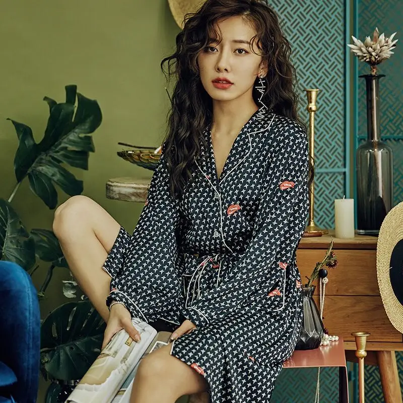 Женская ночная рубашка с рисунком звездного неба и красных губ шелковая Домашняя