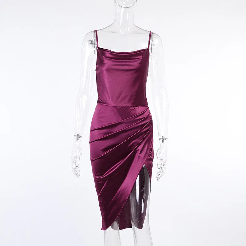 Женское атласвечерние вечернее платье черное мини с высоким разрезом сбоку и