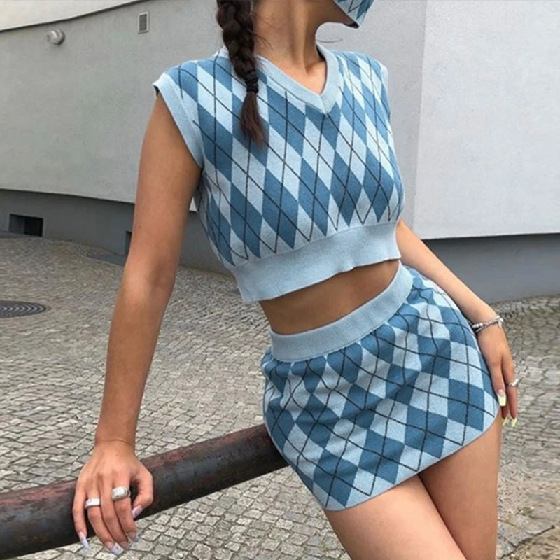 

Женский трикотажный комплект из 2 предметов, пикантный укороченный топ без рукавов с V-образным вырезом, облегающая мини-юбка, свитер с узоро...