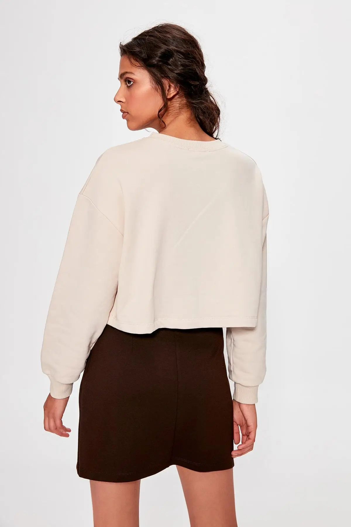 Укороченный трикотажный свитшот с вышивкой в бежевом цвете TWOAW20SW0145|Женские