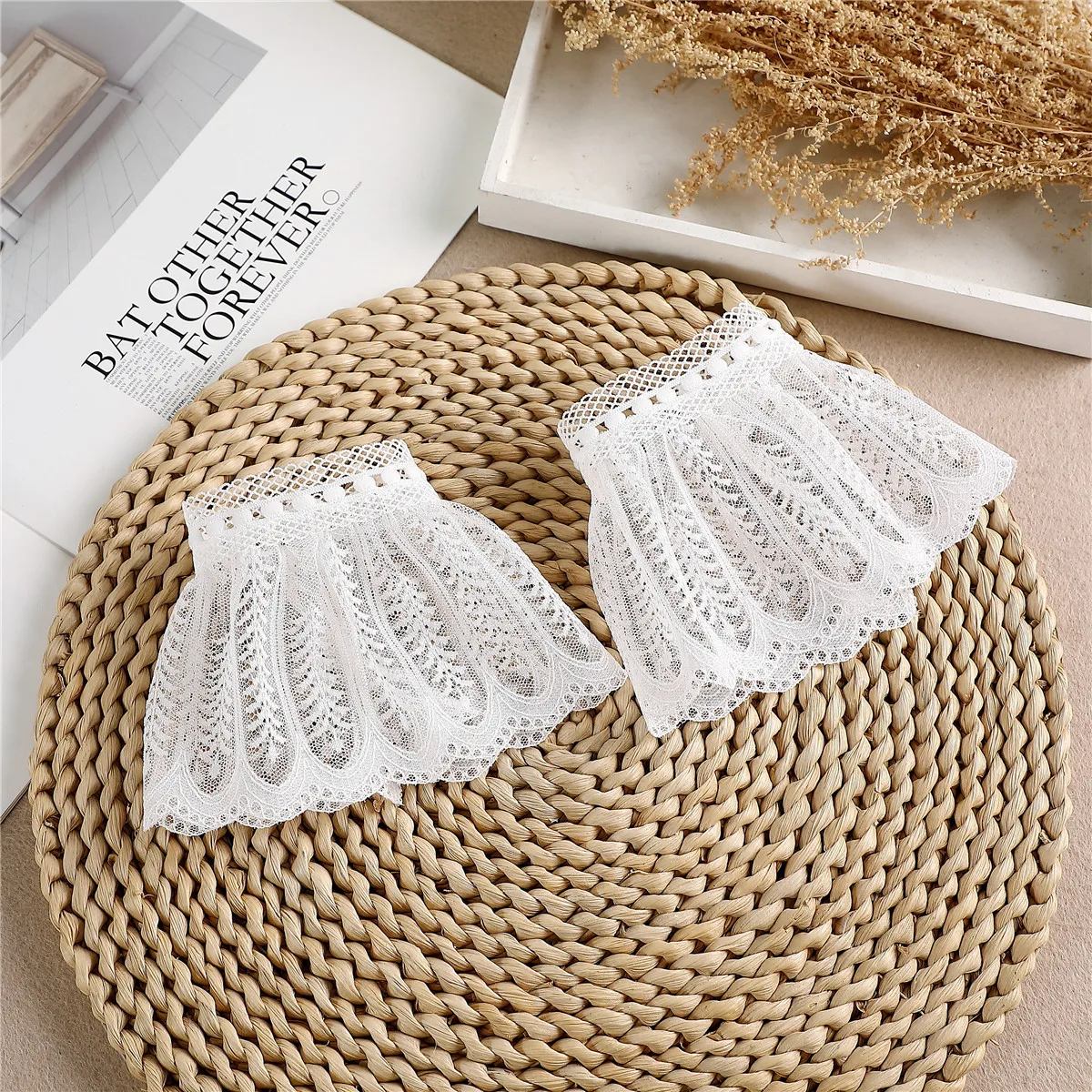 

White Black Fake Flare Sleeves Women Floral Lace Pleated False Cuffs Ruffles Elastic Wrist Warmers Sweater Blouse Horn Cuffs