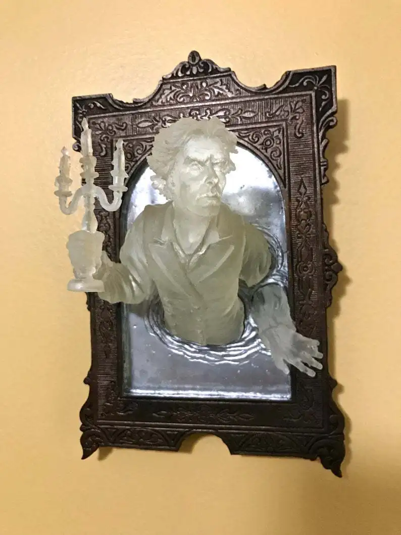 

Ghost Resin Pendant in the Mirror Luminous Ornaments Ghost Photo Frame Halloween Props Home Decoration Glow in the Dark