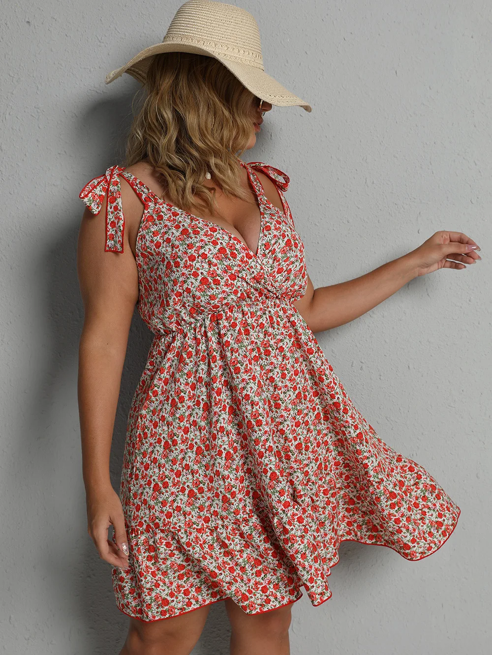 Женское короткое платье с цветочным принтом V-образным вырезом без рукавов |