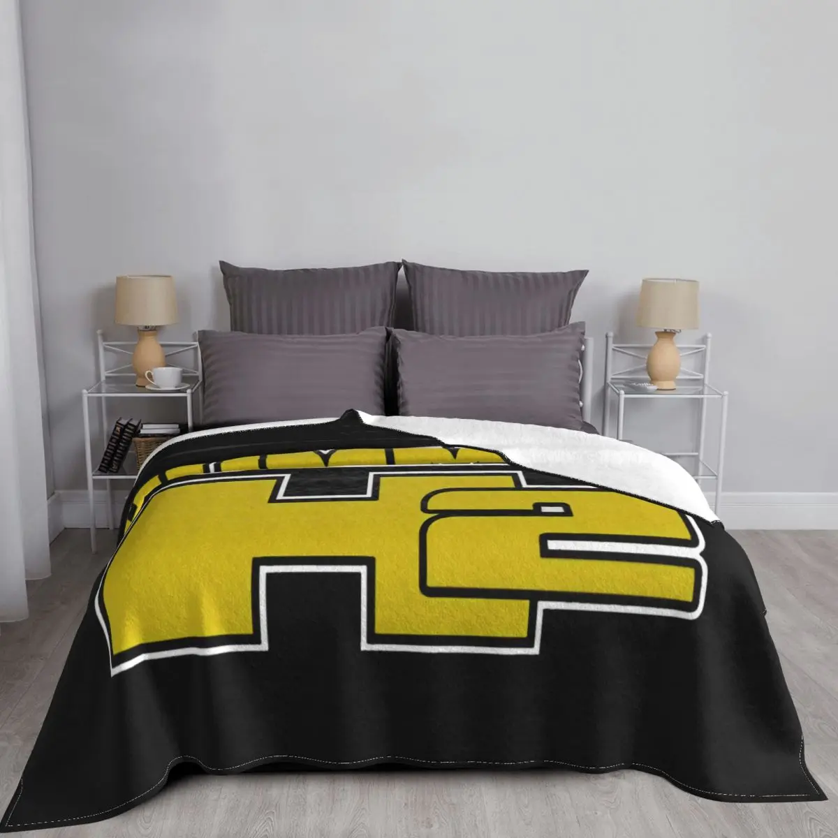 

Manta с логотипом на блоке Hummer H2