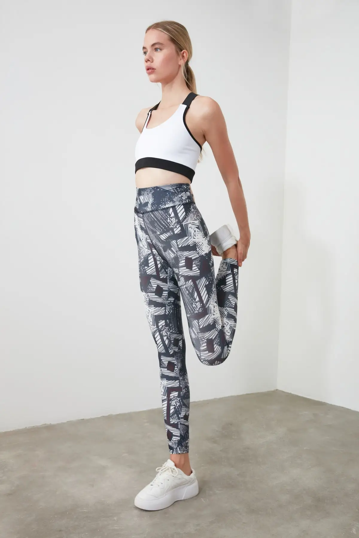 

Gray Patterned Sport Tights TWOSS20TA0089