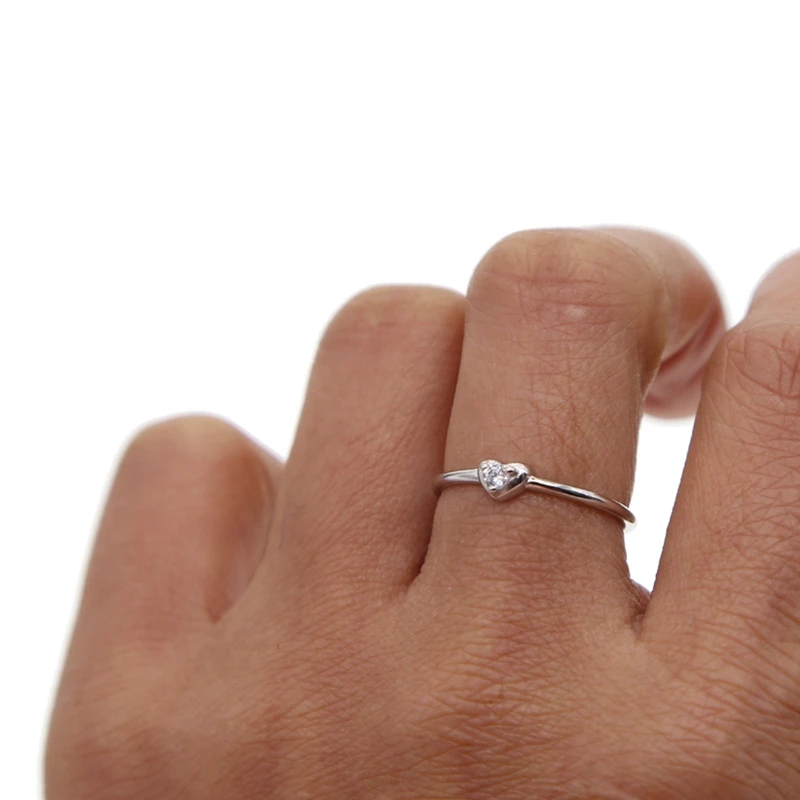 Простое шикарное романтичное кольцо в виде сердца персика с фианитом Серебряное