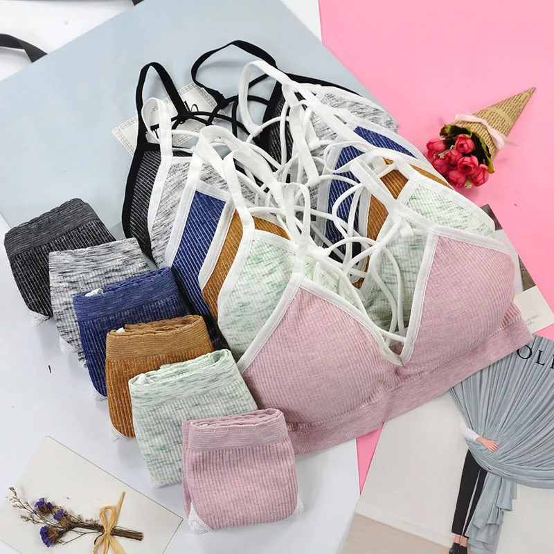 

Комплект женского нижнего белья из бюстгальтера пуш-ап с чашками 3/4 и трусов