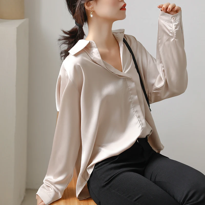 Блузка Женская атласная с длинным рукавом на пуговицах отложным
