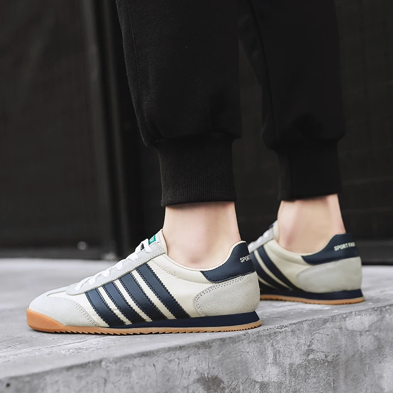 Для мужчин ботинки для бега на плоской подошве синего цвета в полоску спортивная