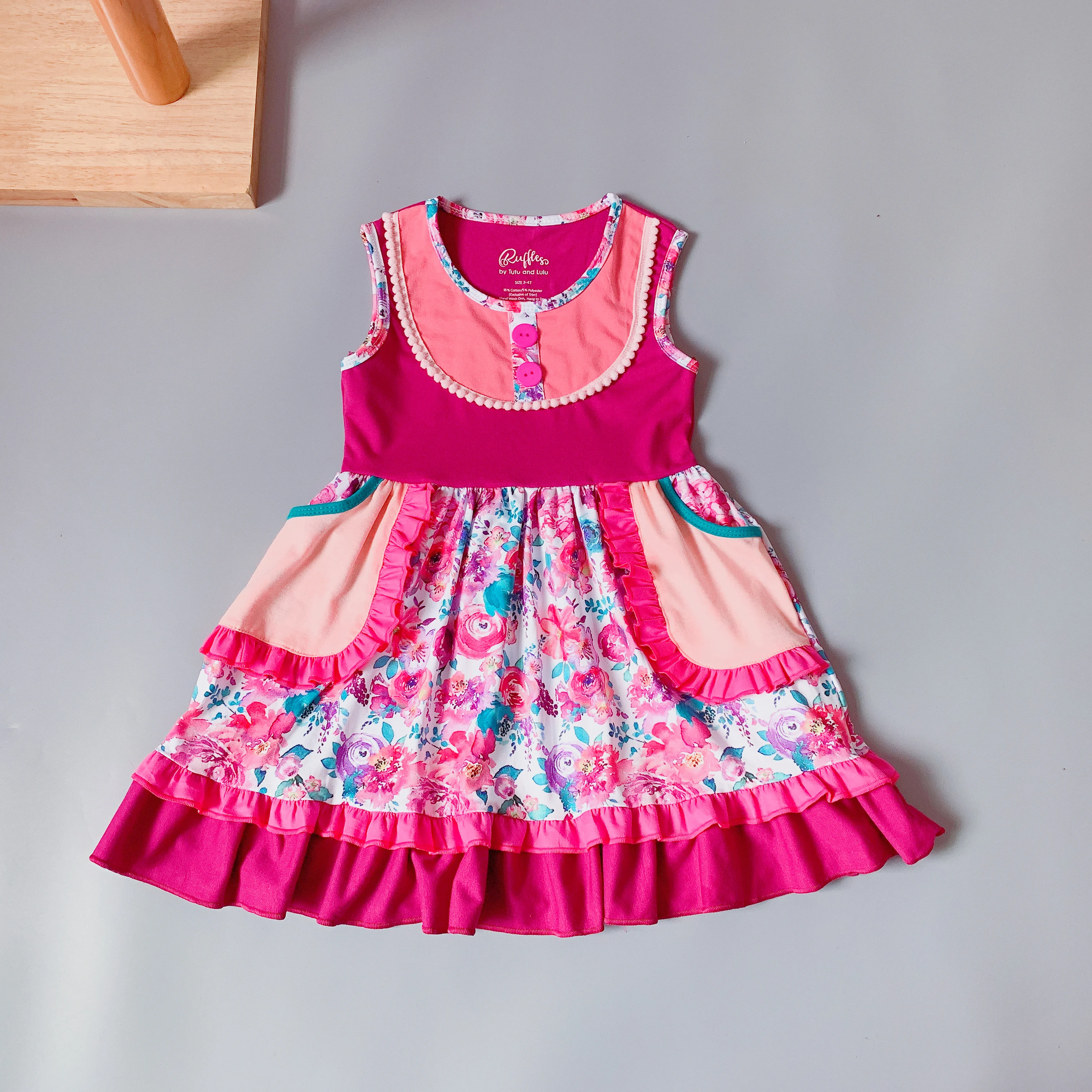 Летнее платье без рукавов розовое на лямках с цветочным рисунком и карманами 100%