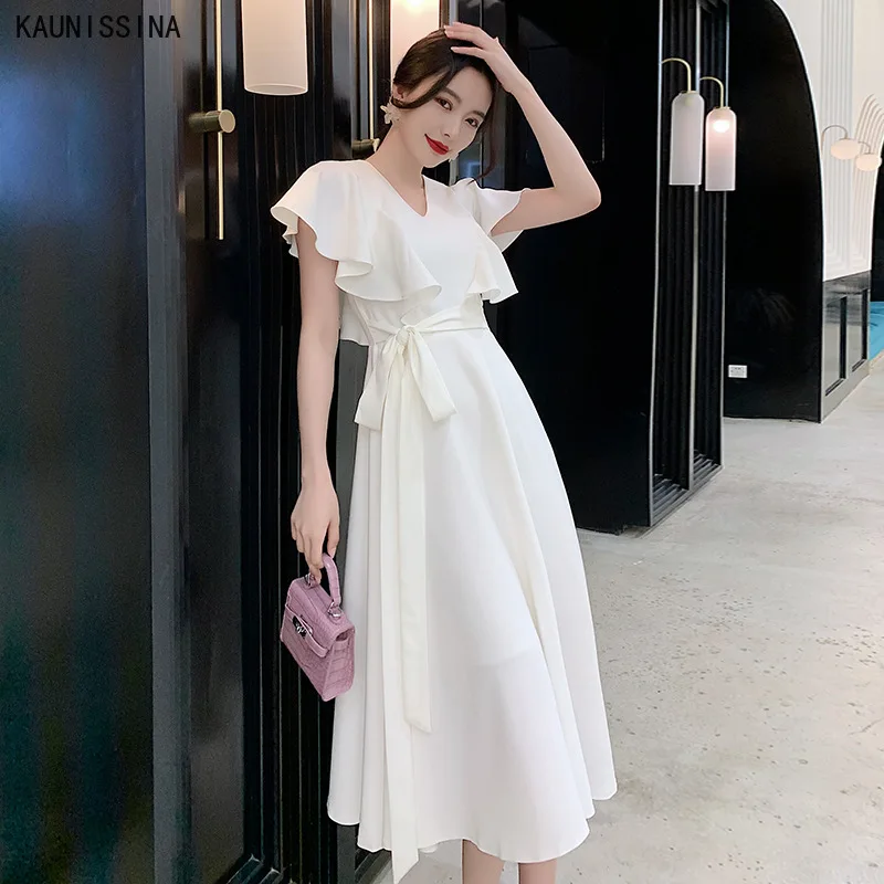 Женское вечернее платье-трапеция белое с V-образным вырезом и коротким рукавом |