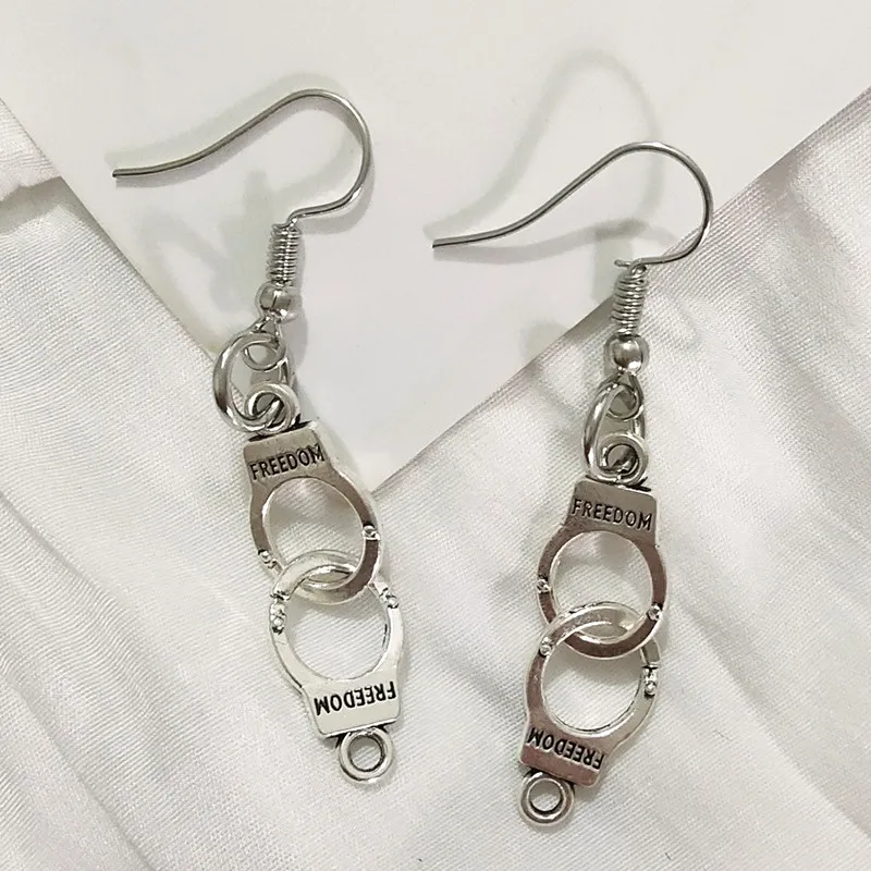 

Stylish Men Women Funk Hiphop Handcuffs Earrings for Street Style Boys Girls Cool Handcuffs Earrings Jewelry Dropshipping