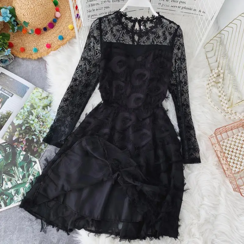 Женское платье весеннее кружевное короткое А-силуэта с длинными рукавами и