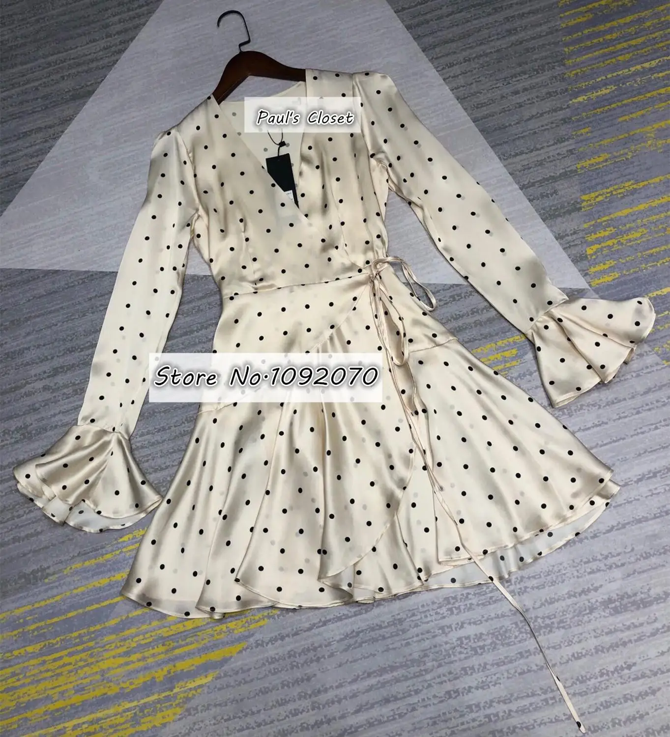 Женское мини-платье с глубоким v-образным вырезом принтом в виде пятен оборками и