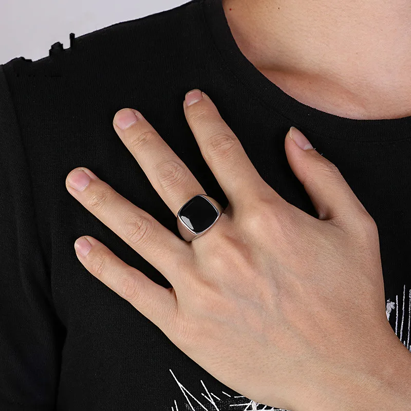 Мужское кольцо печатка с черным ониксом из нержавеющей стали золотистого цвета